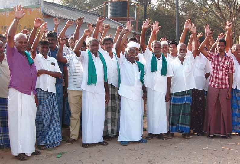 முத்தூர் அருகே கீழ்பவானி பாசன கால்வாயில் கான்கிரீட் தளம் அமைக்கும் பணிகளை நிறுத்தக்கோரி விவசாயிகள் அஞ்சல் அட்டை