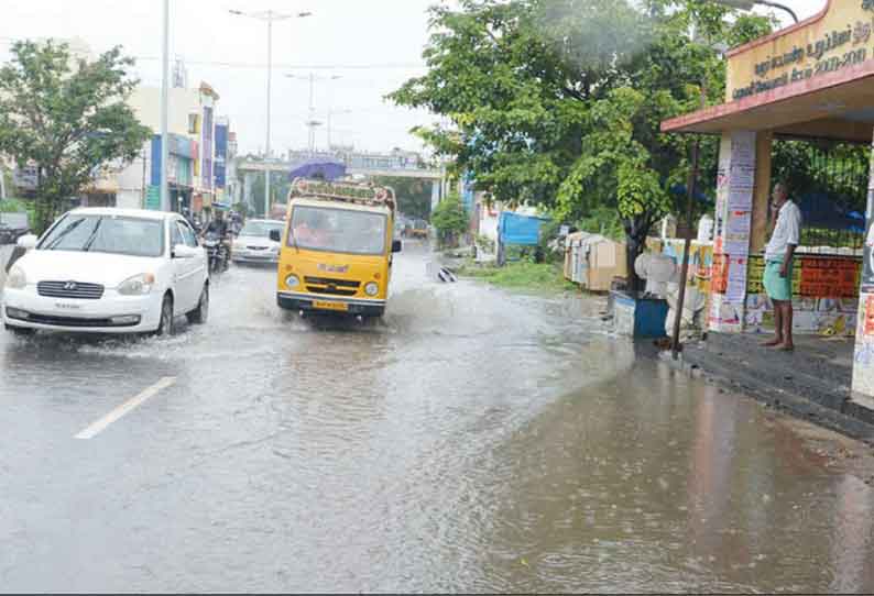 கரூர் மாவட்டத்தில் பல்வேறு இடங்களில் பரவலாக மழை சாலைகளில் தேங்கிய நீரால் பொதுமக்கள் அவதி