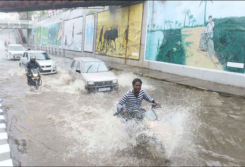 திருச்சியில் கொட்டி தீர்த்த கனமழை சாலையில் பெருக்கெடுத்து ஓடிய மழைநீர்