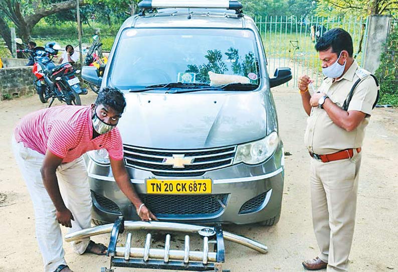 திருவள்ளூரில் வாகனங் களில் பம்பர் கம்பிகளை வட்டார போக்குவரத்து அதிகாரிகள் அகற்றிய போது எடுத்த படம்