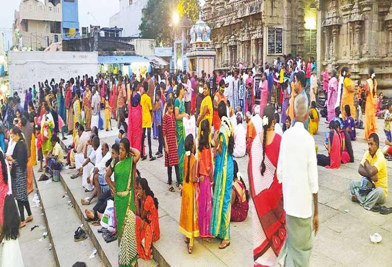 தென்காசி காசிவிசுவநாதர் சுவாமி கோவிலில் நேற்று திரண்ட பக்தர்களை படத்தில் காணலாம்