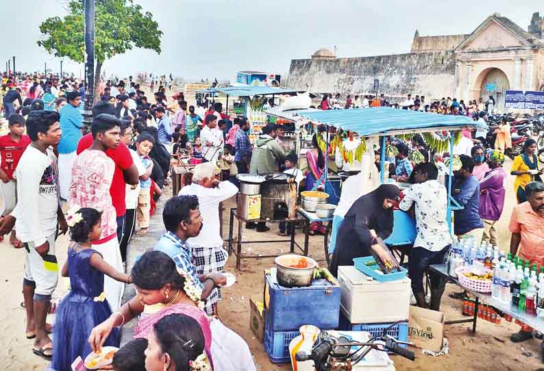 புத்தாண்டு கொண்டாட்டத்துக்கு விதிக்கப்பட்ட தடையை மீறி கடற்கரையில் குவிந்த மக்கள் - டேனிஷ் கோட்டையை பார்வையிட முடியாமல் ஏமாற்றம்