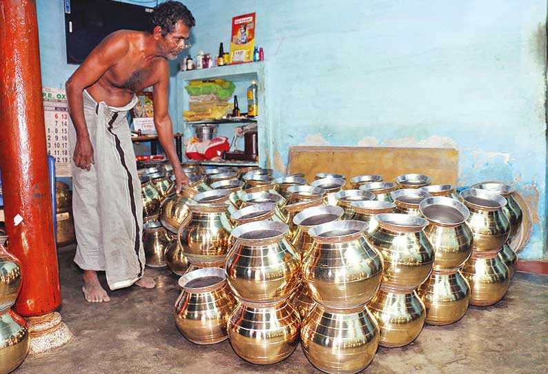 நெல்லை டவுனில் தயார் செய்யப்பட்டுள்ள பித்தளை பாத்திரங்களை படத்தில் காணலாம்