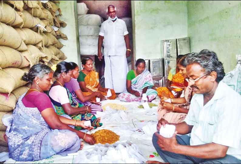 பூதலூர் பகுதியில் பொங்கல் பரிசு பொருட்களை பாக்கெட்டுகளில் அடைக்கும் பணி நாளை முதல் வினியோகம்