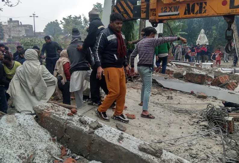 உத்தர பிரதேசத்தில் மயானத்தின் கட்டிடம் மேற்கூறை இடிந்து விழுந்து விபத்து: 18 பேர் பலி