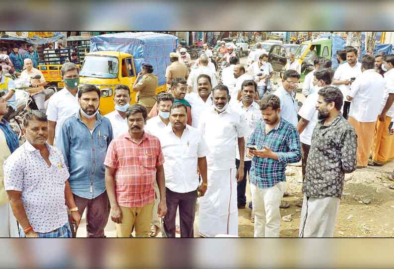 அனுமதியை ரத்து செய்யக்கோரி தனியார் கேளிக்கை விடுதி முற்றுகை - அனைத்து கட்சியினர் போராட்டம்