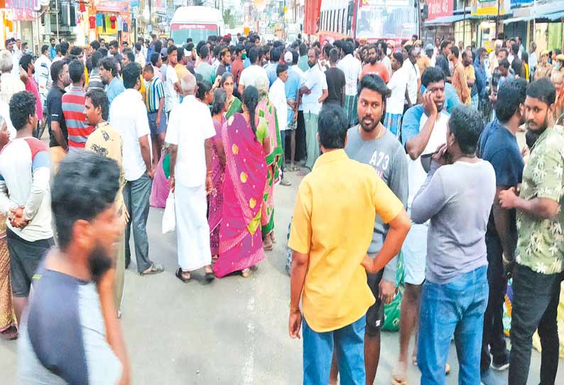 ஆட்டோ டிரைவர் குடும்பத்திற்கு இழப்பீடு வழங்கக்கோரி உறவினர்கள் சாலை மறியலில் ஈடுபட்ட போது எடுத்த படம்.