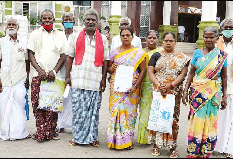 குறைதீர்க்கும் நாள் கூட்டம்: மழையால் அழுகிய நெற்பயிருக்கு நஷ்டஈடு கேட்டு விவசாயிகள் கலெக்டர் அலுவலகத்தில் மனு