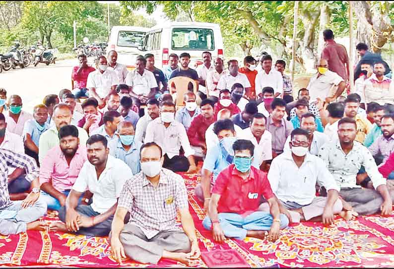 பணி நிரந்தரம் செய்யக்கோரி எண்ணெய் சுத்திகரிப்பு ஆலை ஒப்பந்த தொழிலாளர்கள் உண்ணாவிரதம்