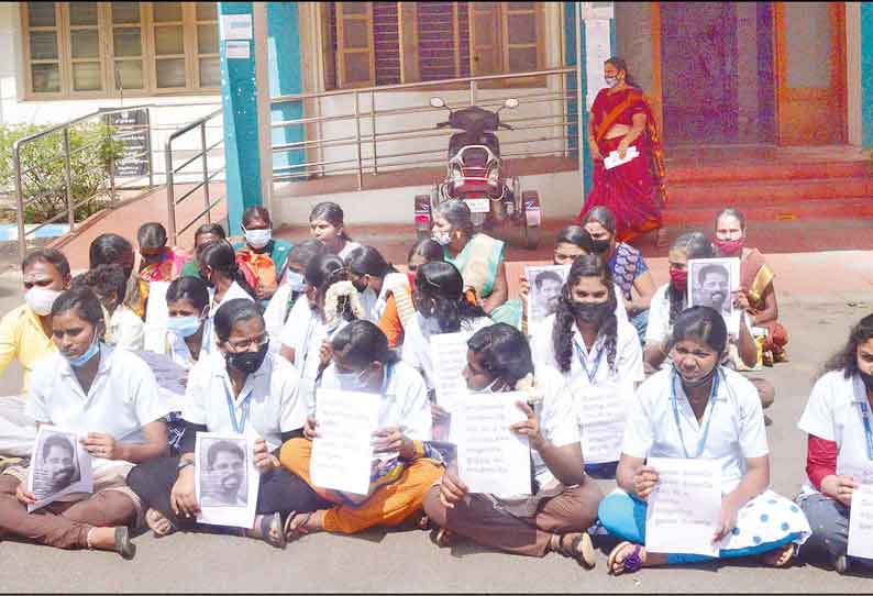 கலெக்டர் அலுவலகத்தில் நர்சிங் மாணவிகள் மீண்டும் போராட்டம் அதிகாரிகள் பேச்சுவார்த்தை