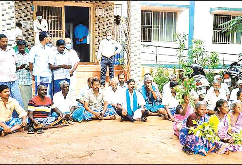 மழை, வெள்ளத்தால் பாதிக்கப்பட்ட பயிர்களுக்கு நிவாரணம் வழங்கக்கோரி வேளாண்துறை அலுவலகத்தை விவசாயிகள் முற்றுகை