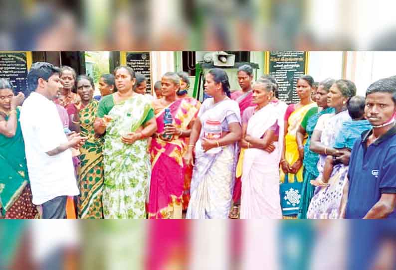 அரிசி ஆலை கழிவுநீர் குடியிருப்பு பகுதியில் புகுந்ததால் துர்நாற்றம்: பேரூராட்சி அலுவலகத்தை முற்றுகையிட்ட பொதுமக்கள்