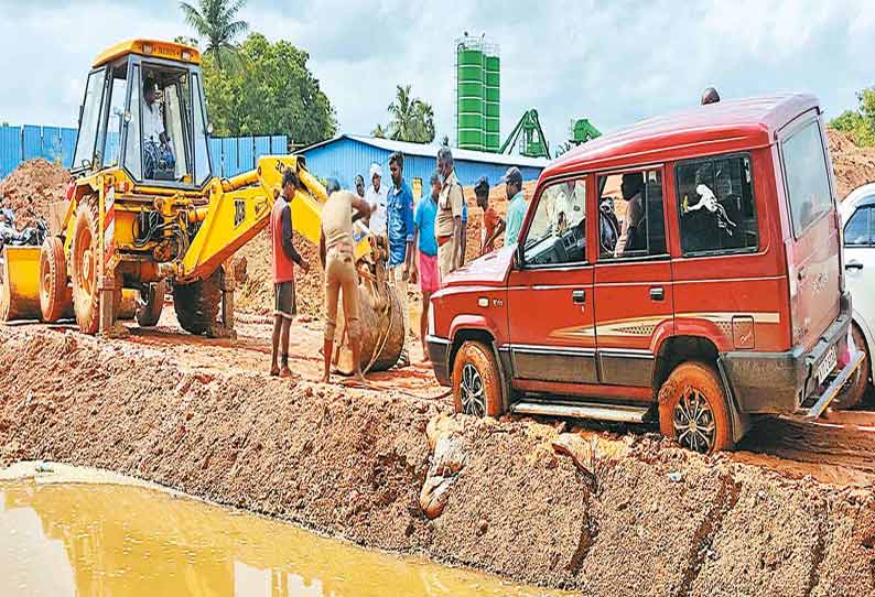 மழை காரணமாக தற்காலிக சாலையில் ஏற்பட்ட சகதியில் வாகனங்கள் சிக்கிக் கொண்ட காட்சியை படத்தில் காணலாம்.