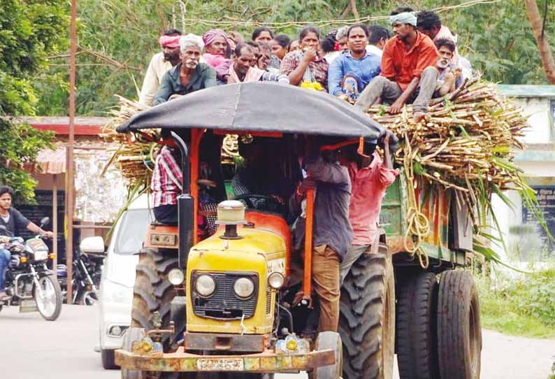 வாணாபுரம் பகுதியில் ஆபத்தை உணராமல் டிராக்டரில் பயணிக்கும் கூலித்தொழிலாளர்கள் - போலீசார் விழிப்புணர்வு ஏற்படுத்த வேண்டுகோள்