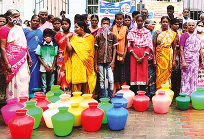 அடிப்படை வசதிகள் கேட்டு காலிக்குடங்களுடன் வட்டார வளர்ச்சி அலுவலகத்தை முற்றுகையிட்டு கிராமமக்கள் போராட்டம்