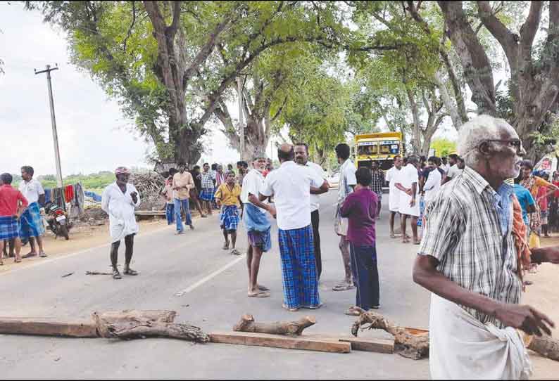 வி.கைகாட்டி அருகே கார் மோதி சிறுவன் படுகாயம்; பொதுமக்கள் சாலை மறியல்