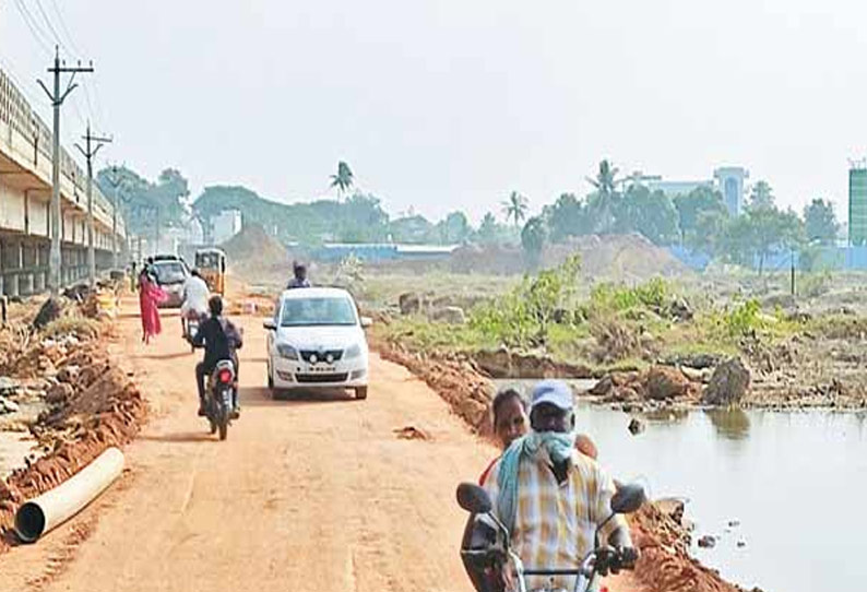 ஊத்துக்கோட்டை ஆரணி ஆற்றில் வெள்ளப்பெருக்கால் தற்காலிக சாலையில் போக்குவரத்து ரத்து