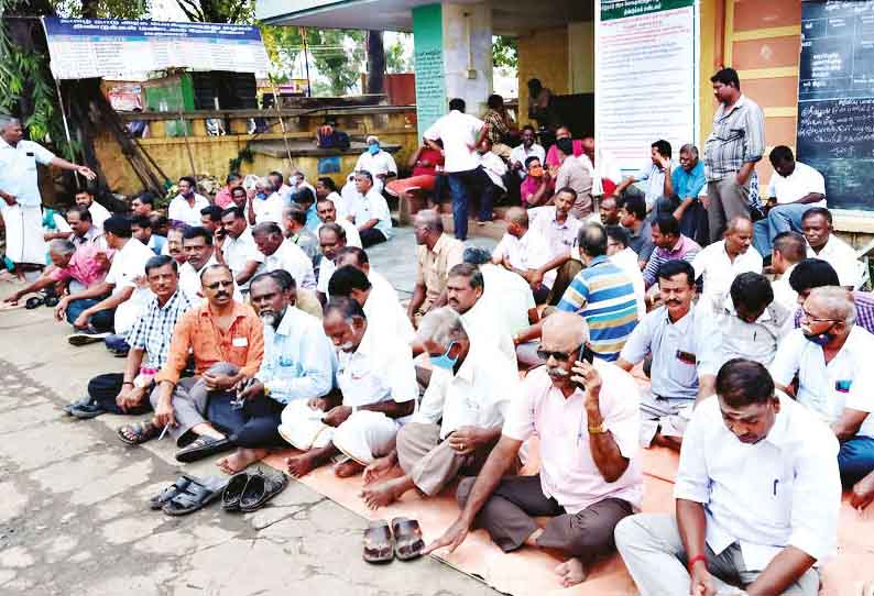 அரசு போக்குவரத்து கழக பணிமனை முன்பு தொழிலாளர்கள் காத்திருப்பு போராட்டம்