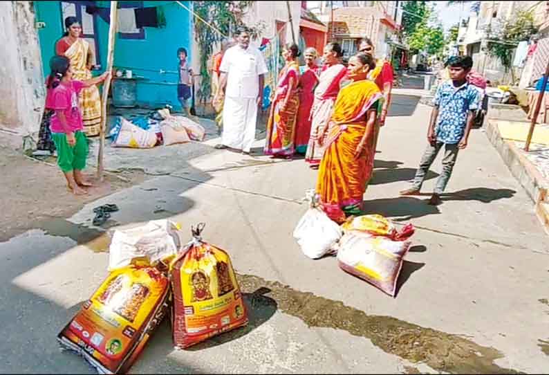 விலையில்லா அரிசியில் புழுக்கள் கிடந்ததால் ஆத்திரம்: அரிசி மூட்டையை சாலையில் வீசி சென்ற பொதுமக்கள்