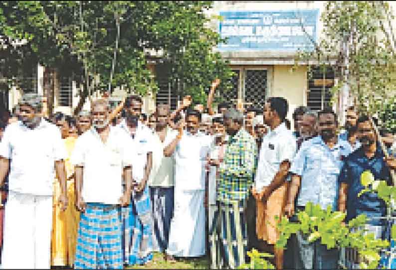 மூங்கில்துறைப்பட்டு கால்நடை மருத்துவமனையை பொதுமக்கள் முற்றுகை தகுதியானவர்களுக்கு ஆடுகள் வழங்க கோரிக்கை