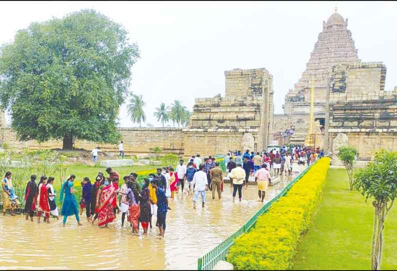 காணும் பொங்கலை முன்னிட்டு கங்கைகொண்ட சோழபுரம் பிரகதீஸ்வரர் கோவிலில் குவிந்த பொதுமக்கள் காணும் பொங்கலை முன்னிட்டு கங்கைகொண்ட சோழபுரம் பிரகதீஸ்வரர் கோவிலில் குவிந்த பொதுமக்கள்