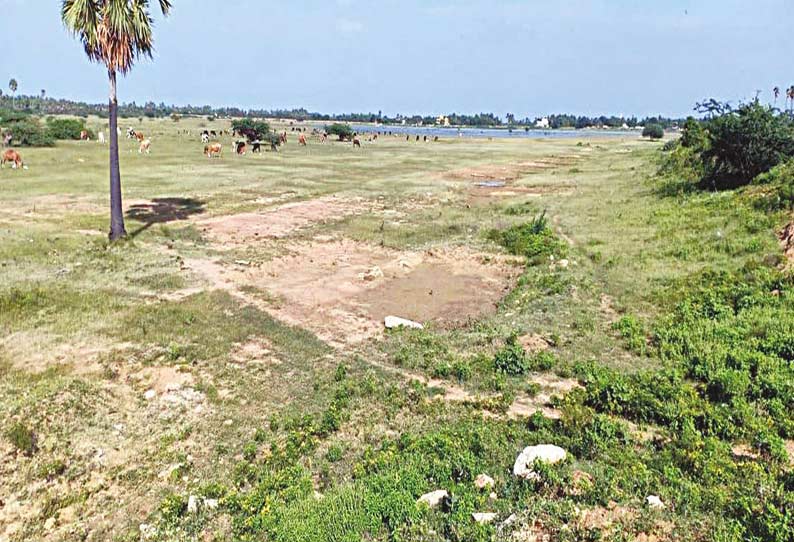 இட்டமொழி அருகே விஜய அச்சம்பாடு குளம் தண்ணீரின்றி வறண்டு கிடப்பதை படத்தில் காணலாம்.