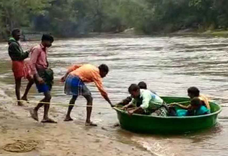 அமராவதி வனப்பகுதியில் உள்ள கூட்டாற்றில் வெள்ளம்: பரிசல்மூலம் ஆற்றை கடக்கும் மலைவாழ் மக்கள் - உயர்மட்ட பாலம் அமைத்து தர கோரிக்கை