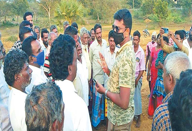 சாலை அமைக்கும் பணியில் ஈடுபட்ட பொதுமக்களிடம் வனத்துறை அதிகாரிகள் பேச்சுவார்த்தை