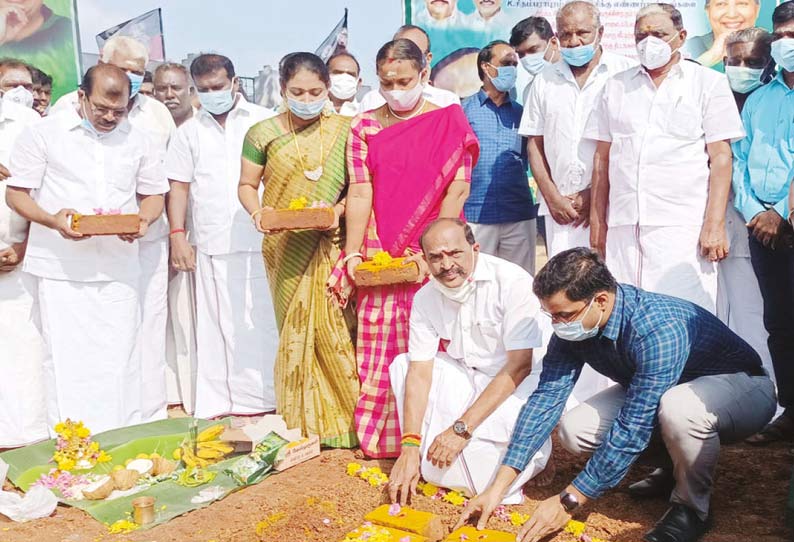 கடம்பூர் சிதம்பரபுரத்தில் திட்டப்பணிகளை, அமைச்சர் கடம்பூர் ராஜூ தொடங்கி வைத்தபோது