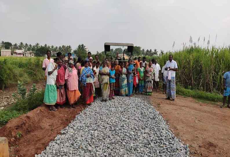 பூமிபூஜை போட்ட பகுதியில் சாலை அமைக்கக்கோரி எந்திரத்தை சிறைபிடித்து பொதுமக்கள் போராட்டம்