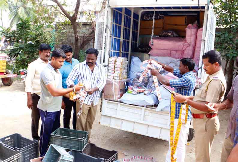 பெங்களூருவில் இருந்து ஆற்காட்டுக்கு கடத்திச்சென்ற ரூ.5 லட்சம் குட்கா பொருட்கள் பறிமுதல் - 2 பேர் கைது