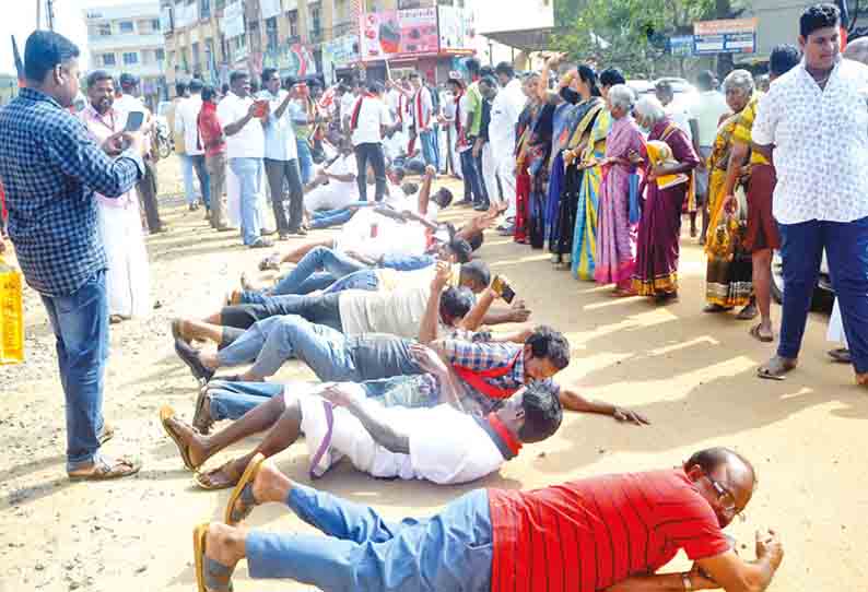 காரைக்குடியில், சாலையில் படுத்து உருண்டு தி.மு.க.வினர் போராட்டம் - பாதாள சாக்கடை பணியால் சேதமான சாலையை சீரமைக்க வலியுறுத்தல்