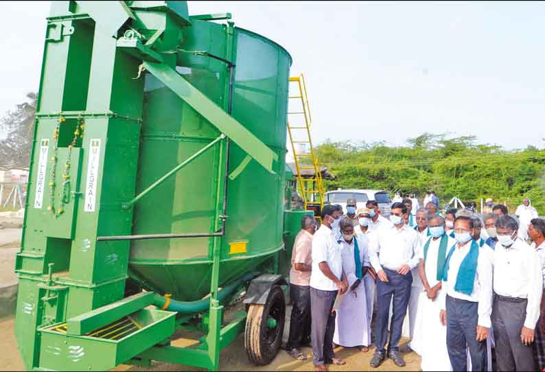 முதன்முதலாக தஞ்சை மாவட்டத்திற்கு கொண்டு வரப்பட்ட நெல் உலர்த்தும் எந்திரத்தின் பயன்பாடு குறித்து செயல்விளக்கம்