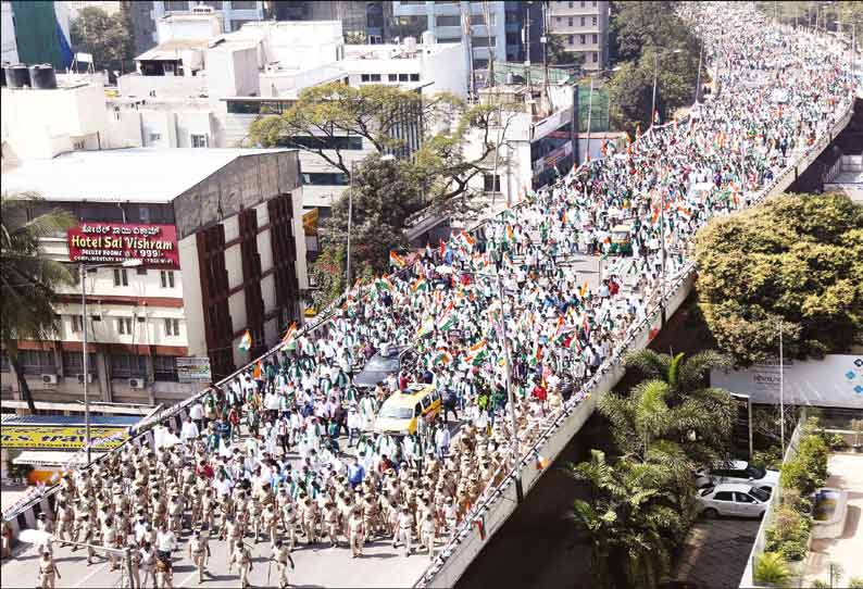 டெல்லியில் போராடும் விவசாயிகளுக்கு ஆதரவாக பெங்களூருவில் காங்கிரசார் பிரமாண்ட ஊர்வலம் புதிய வேளாண் சட்டங்களை வாபஸ் பெற வலியுறுத்தல்