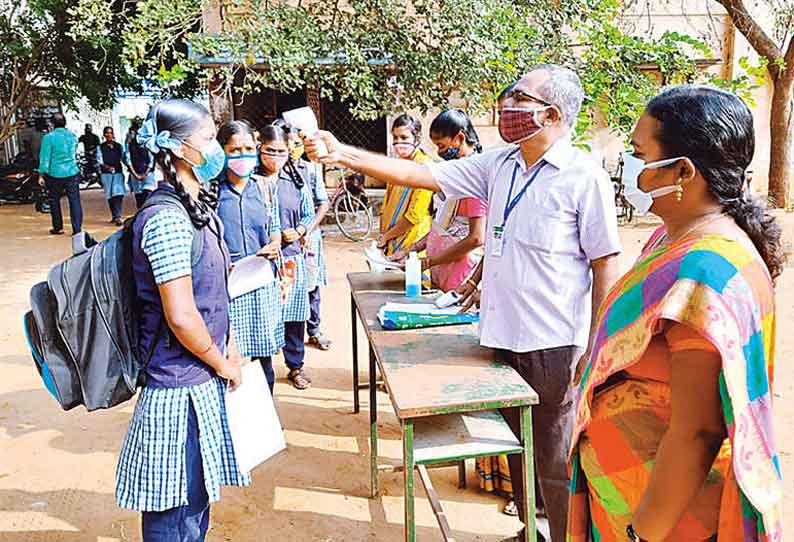 மீண்டும் வகுப்புகள் திறந்ததால் உற்சாகமாக பள்ளிக்கூடத்துக்கு வந்த மாணவ-மாணவிகள் ஆசிரிய-ஆசிரியைகள் மகிழ்ச்சி