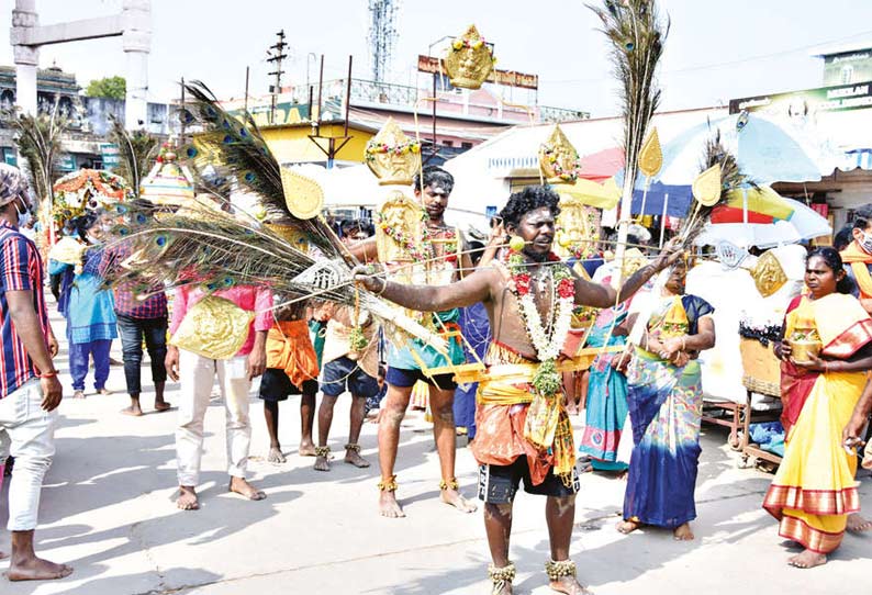 ஈரோட்டை சேர்ந்த பக்தர் ஒருவர் அலகு குத்தி வந்தபோது எடுத்த படம்.