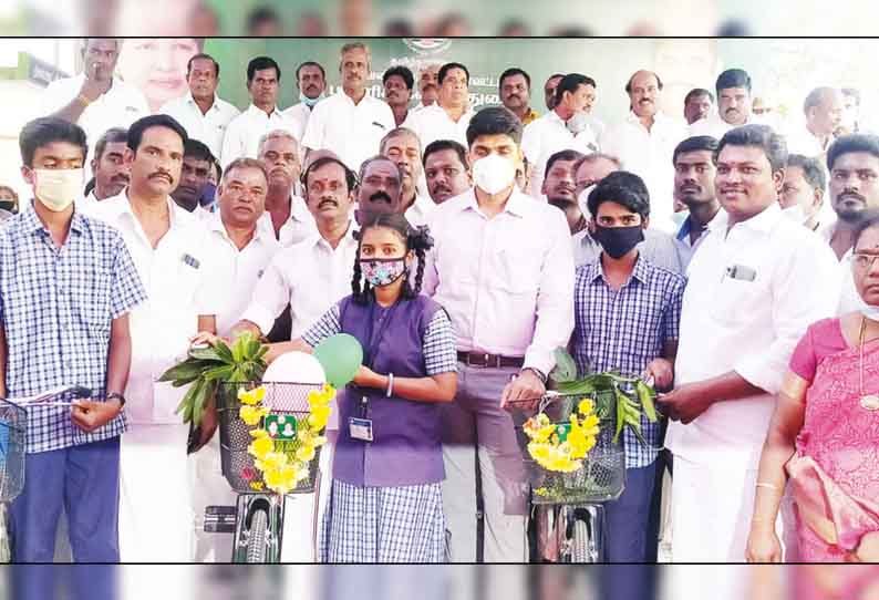 ஆரணி பகுதியில் 1,299 மாணவ - மாணவிகளுக்கு விலையில்லா சைக்கிள் - அமைச்சர் சேவூர் ராமச்சந்திரன் வழங்கினார்