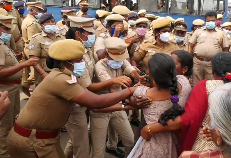 தேவூர் அருகே விவசாய நிலத்துக்கு காவிரி தண்ணீரை கொண்டு செல்ல எதிர்ப்பு