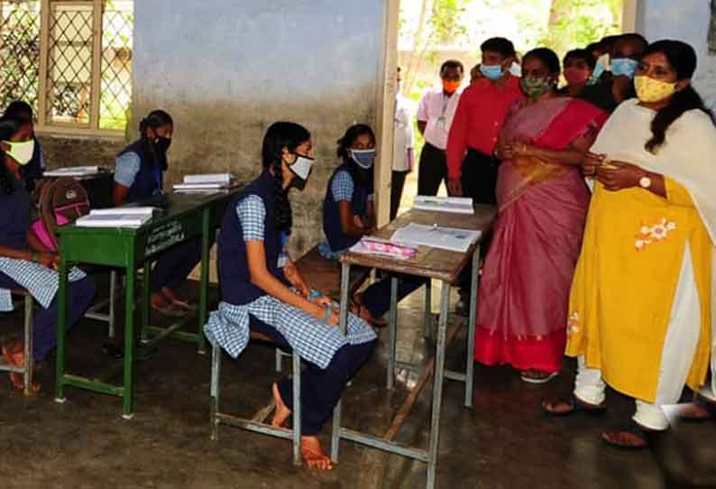 கொரோனா தடுப்பு நடவடிக்கை குறித்து அரசு பள்ளியில் கலெக்டர் திடீர் ஆய்வு