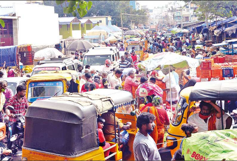 சாலையின் இருபுறத்திலும் ஆக்கிரமித்த கடைகளால் நெரிசலில் தத்தளிக்கும் திண்டுக்கல்