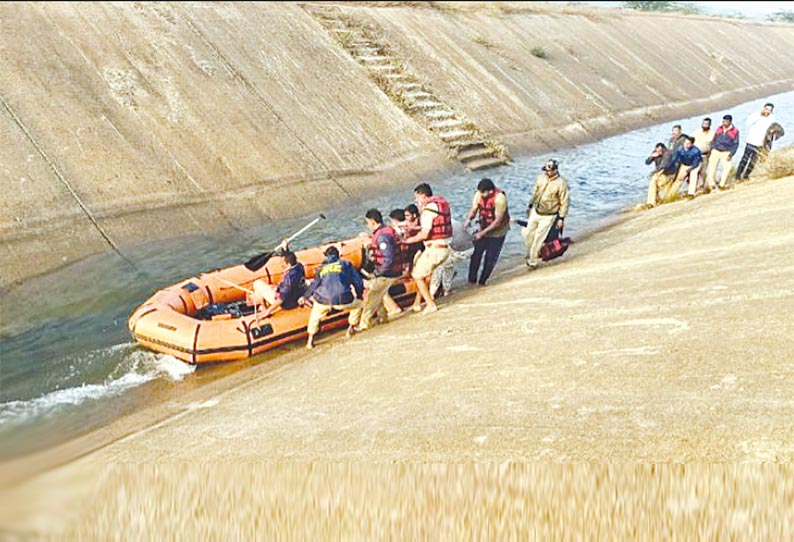 கால்வாய்க்குள் குதித்த புதுமாப்பிள்ளை உள்பட 3 பேர் தண்ணீரில் மூழ்கி சாவு - புதுப்பெண் பத்திரமாக மீட்கப்பட்டார்