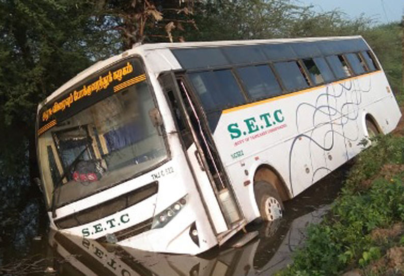 மங்கலம்பேட்டை அருகே ஏரிக்குள் பாய்ந்த அரசு பஸ்