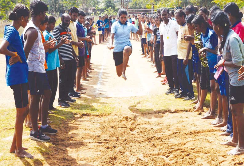 போலீஸ் உடற்தகுதி தேர்வில் பங்கேற்பதற்காக நீளம் தாண்டுதல் பயிற்சியில் ஈடுபட்ட இளம்பெண்