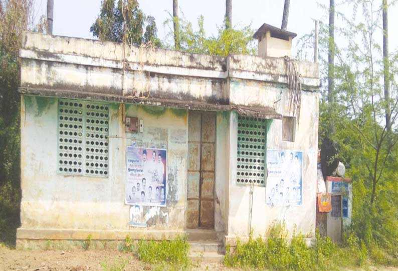 கரூர் சனப்பிரட்டி யில் பயன்பாடு இன்றி இருக்கும் அங்கன்வாடி மைய கட்டிடத்தை படத்தில் காணலாம்.