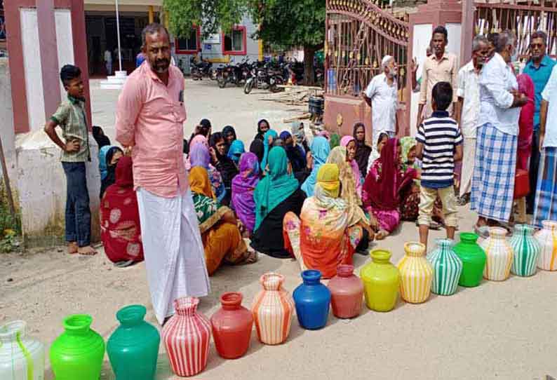 மேலப்பாளையம் மண்டல அலுவலகத்தை காலிக்குடங்களுடன் பொதுமக்கள் முற்றுகை