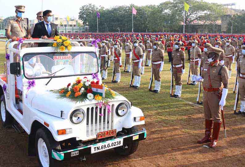 கலெக்டர் செந்தில்ராஜ் தேசிய கொடி ஏற்றினார்