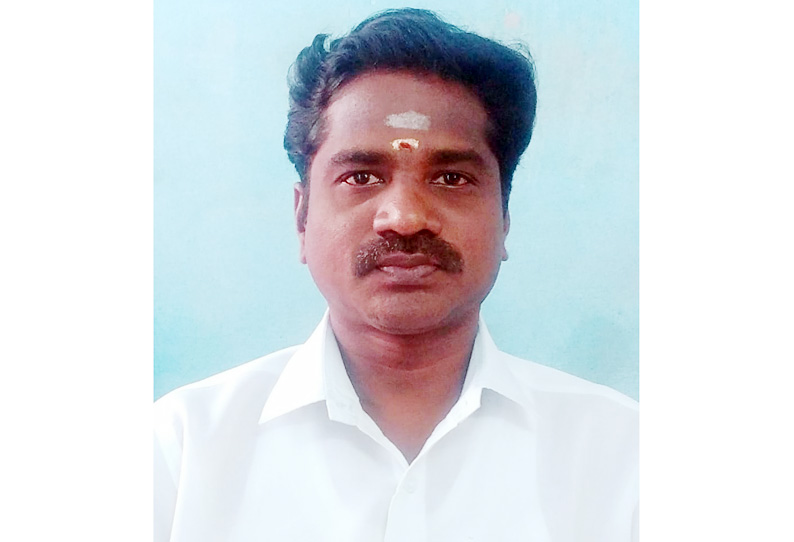 பெரம்பலூர் அருகே மரத்தில் மோட்டார் சைக்கிள் மோதல்; அரசு மருத்துவமனை ஆய்வக உதவியாளர் பலி