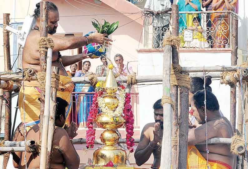 கரூர் மாரியம்மன் கோவிலில் கும்பாபிஷேகம் நடந்தபோது எடுத்த படம்.