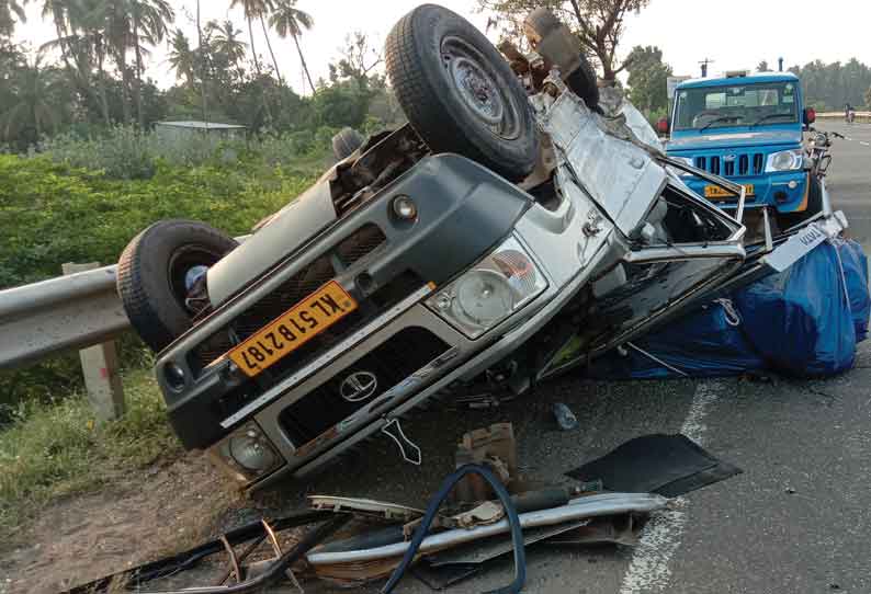 குளித்தலை அருகே விபத்துக்குள்ளான கார்களை படத்தில் காணலாம்.