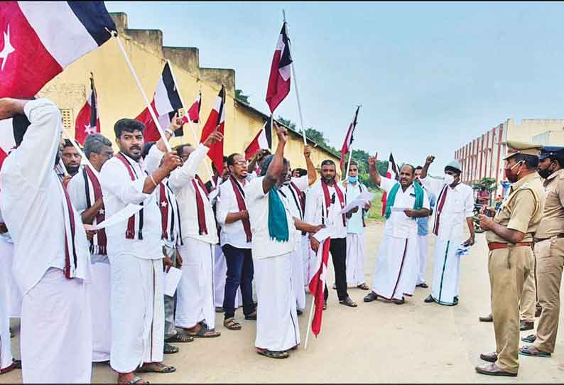 டெல்லியில் விவசாயிகள் மீது தாக்குதல் நடத்தியதை கண்டித்து திருவாரூரில், மனிதநேய ஜனநாயக கட்சியினர் ஆர்ப்பாட்டம்